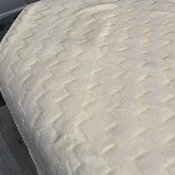 Light Yellow Throw - Picture 3 of 3